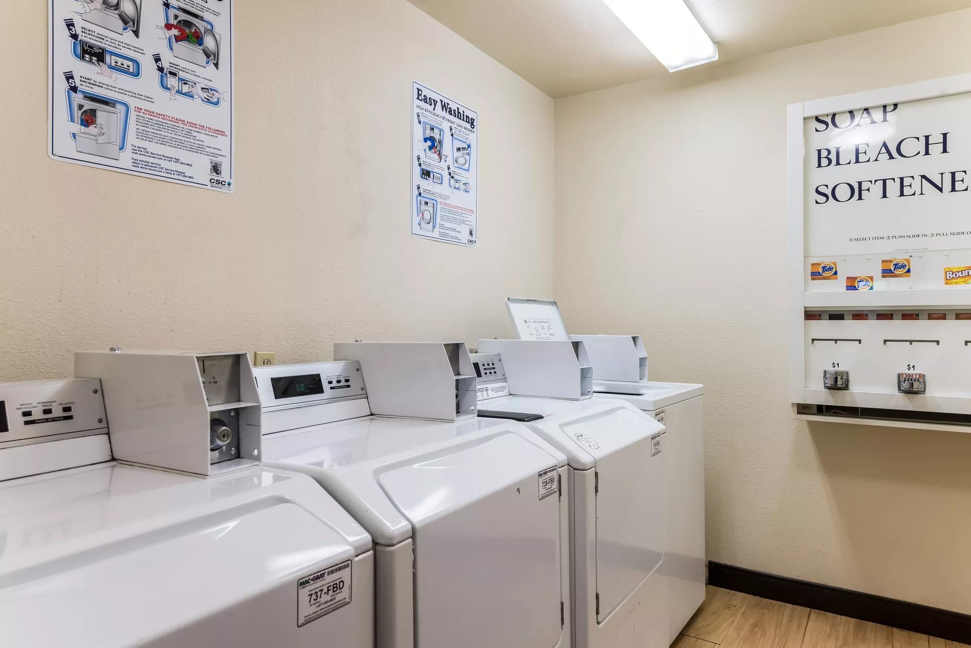 Red Roof Inn Seattle Airport - SEATAC Guest Coin Laundry Facility Image