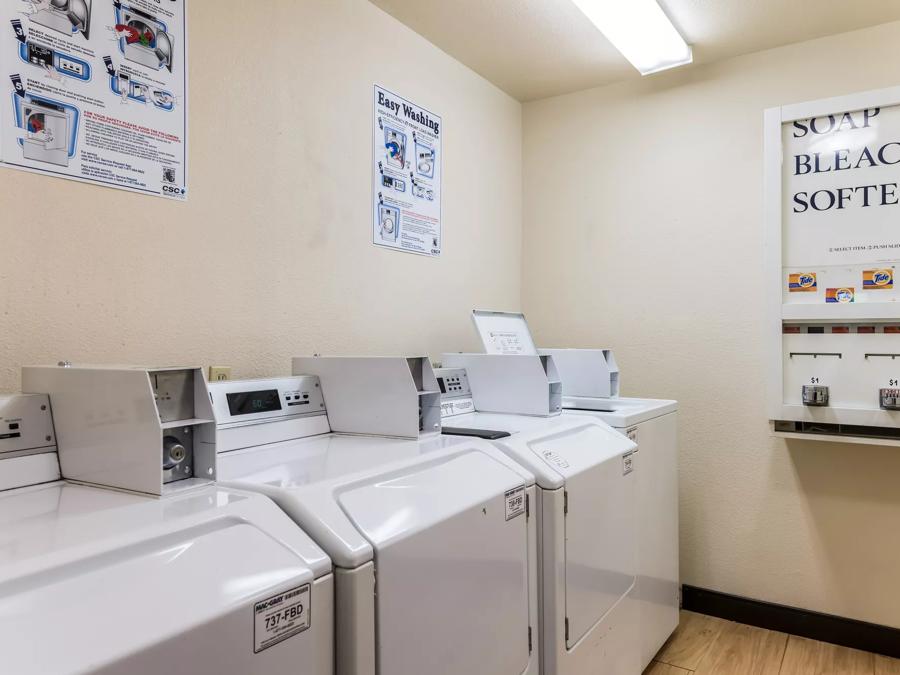 Red Roof Inn Seattle Airport - SEATAC Guest Coin Laundry Facility Image