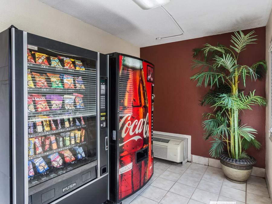 Red Roof Inn Bowling Green Vending Image