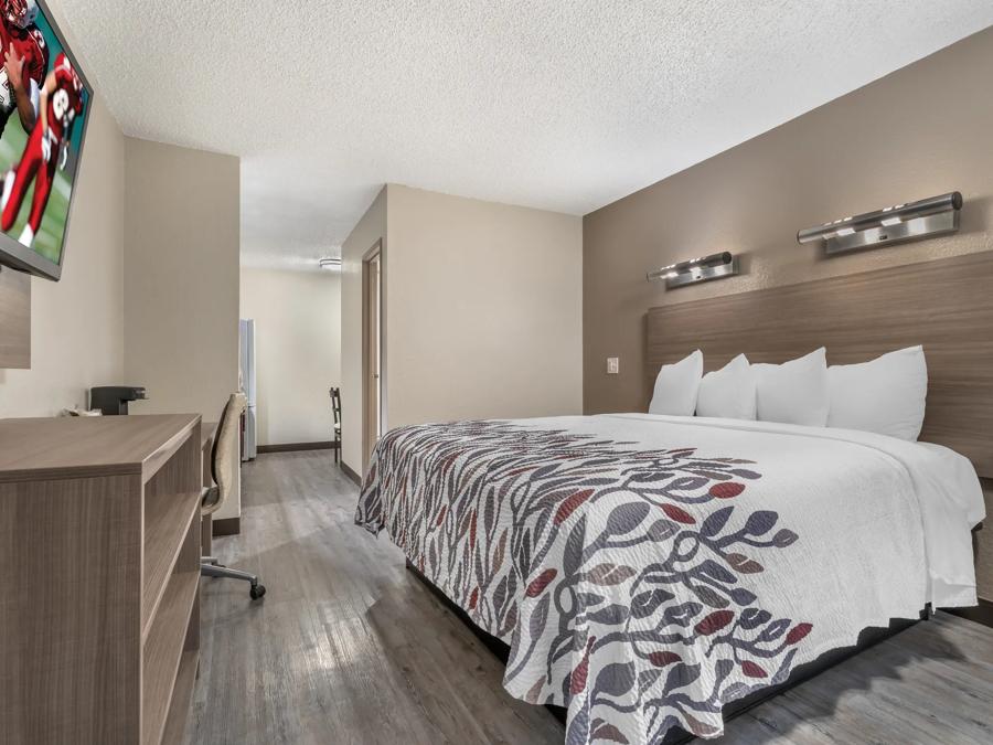 RRI231_NS Deluxe 1King with Kitchenette 2 PRO Approved 10-31-25_ND1KK_2 Image