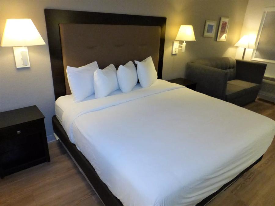 Red Roof Inn Houston - Jersey Village Deluxe King Bed Non-Smoking Image
