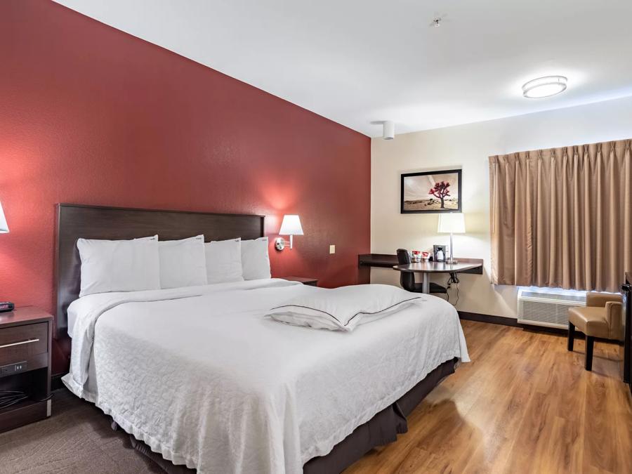 Red Roof PLUS+ Tempe - Phoenix Airport Premium King Bed Image