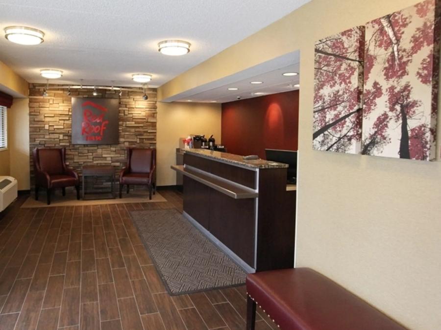 Red Roof Inn Allentown Airport Front Desk and Lobby Image