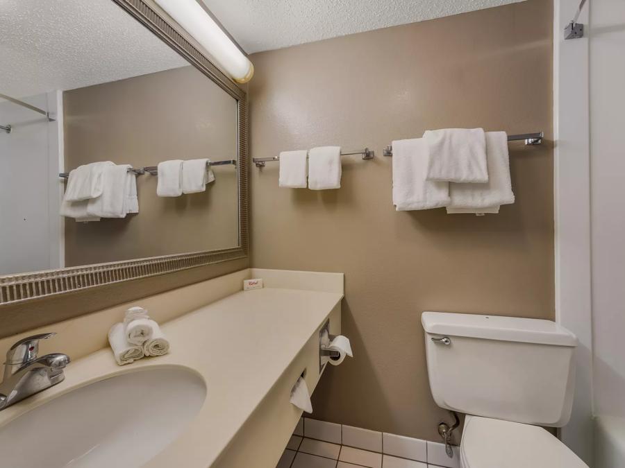 Red Roof Inn Painted Post Superior King Non-Smoking Bathroom Image