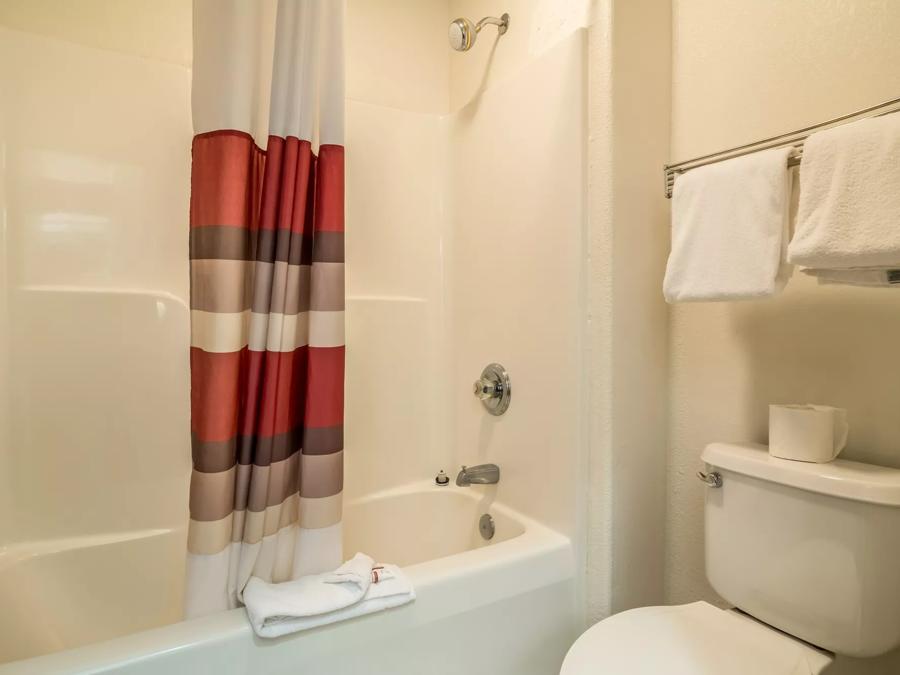 Red Roof Inn Greensboro Coliseum Superior King Bathroom Image