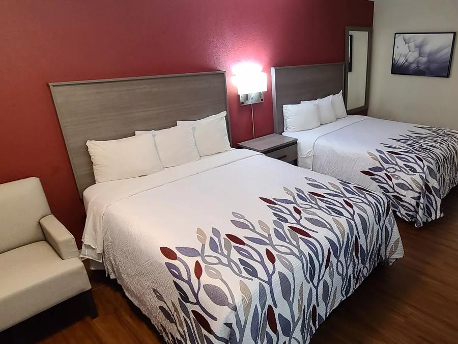 Red Roof Inn & Suites Cornelius - Lake Norman Deluxe 2 Queen Beds Non-Smoking Image