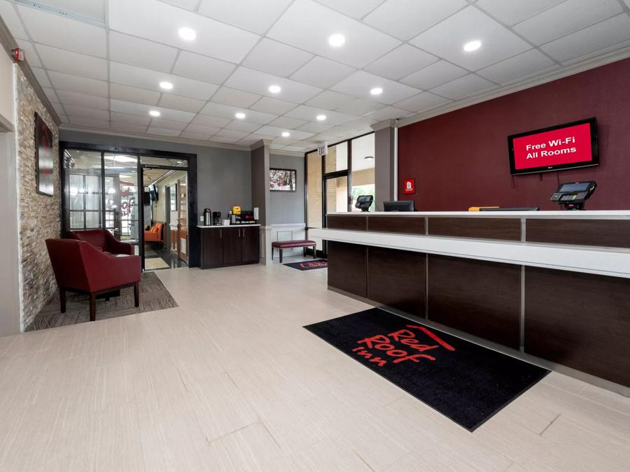 Red Roof Inn Petersburg - Fort Lee Front Desk and Lobby Image