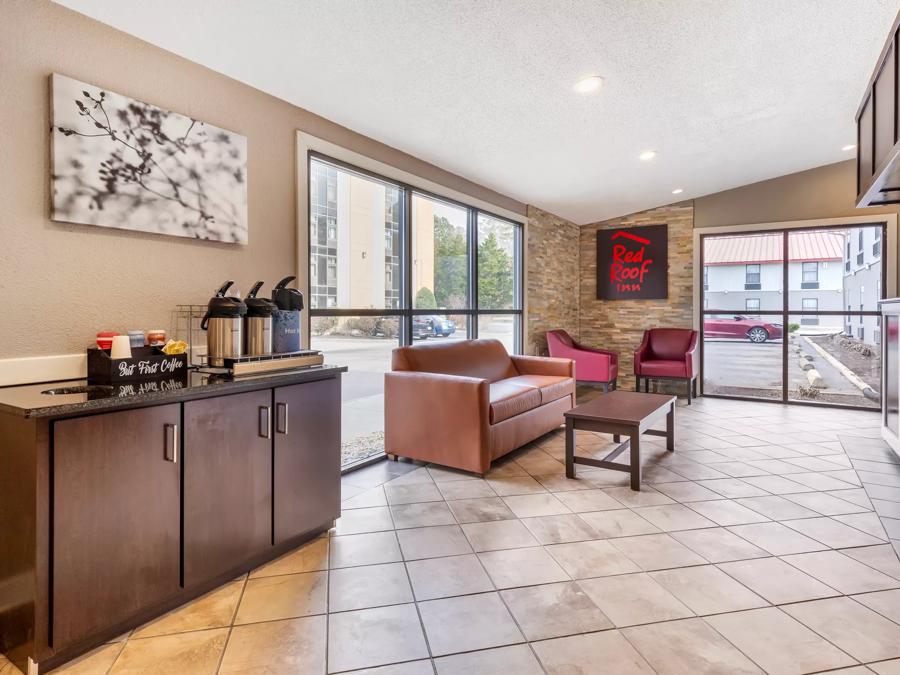 Red Roof Inn & Suites Newport News Lobby Image