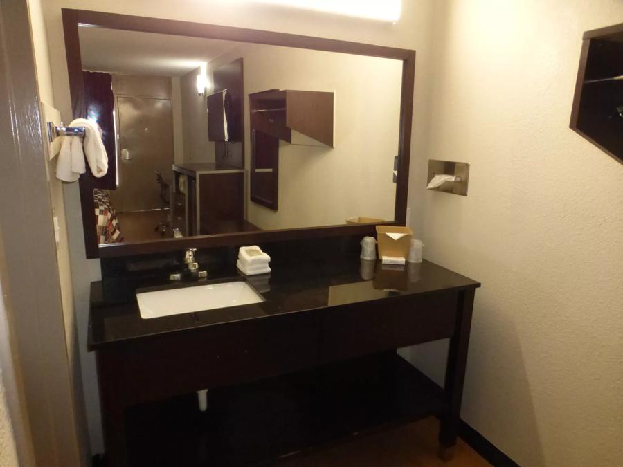 Red Roof Inn Corpus Christi North - Near Downtown Superior King Room Smoke Free Bathroom Image