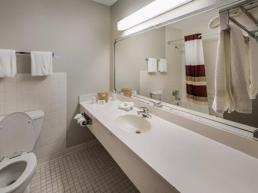 Red Roof Inn Dumfries – Quantico Superior King Non-Smoking Bathroom Image