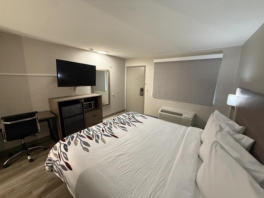 Red Roof Inn Reno Deluxe King Non-Smoking Image