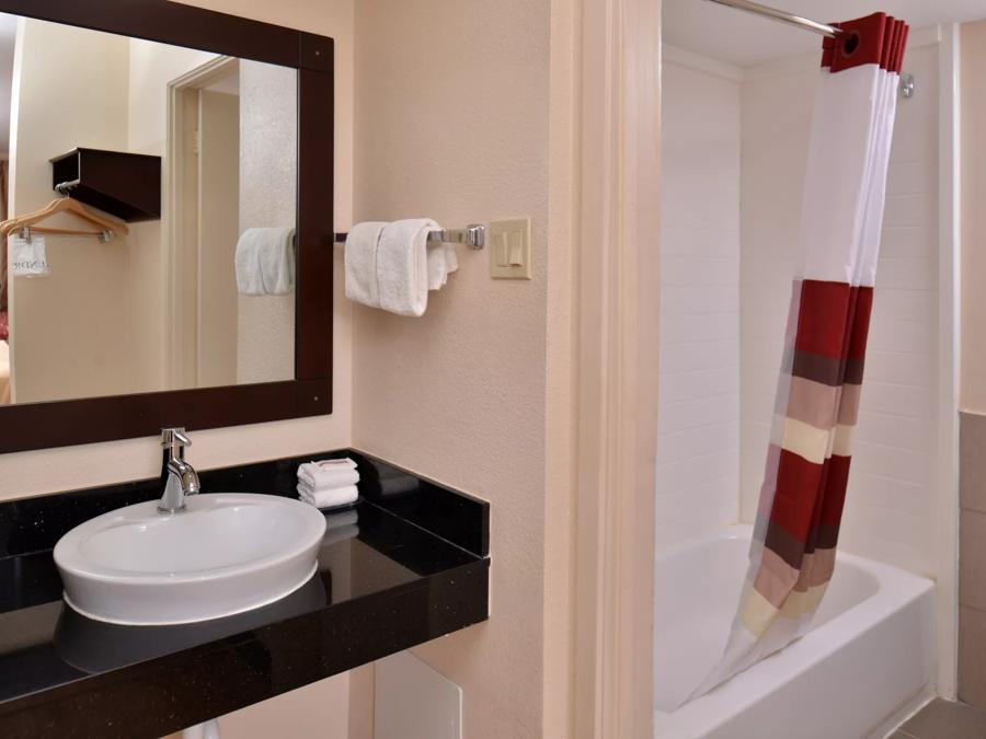 Red Roof Inn Van Horn Superior King with Kitchenette Non-Smoking Bathroom Image