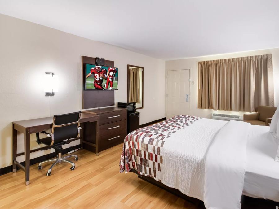 Red Roof Inn & Suites Commerce - Athens Deluxe King Smoke Free Image