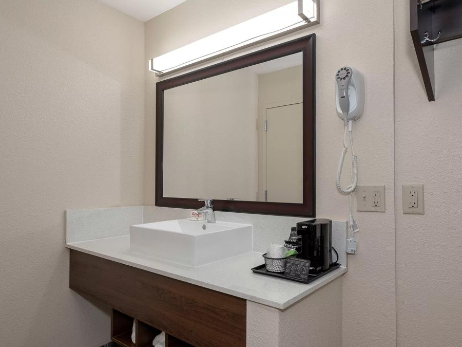Red Roof Inn Freehold Superior King Room Smoke Free Bathroom Image