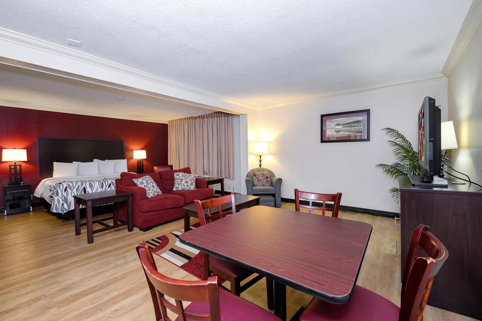 Red Roof Inn & Suites Jacksonville, NC King Suite Room Image