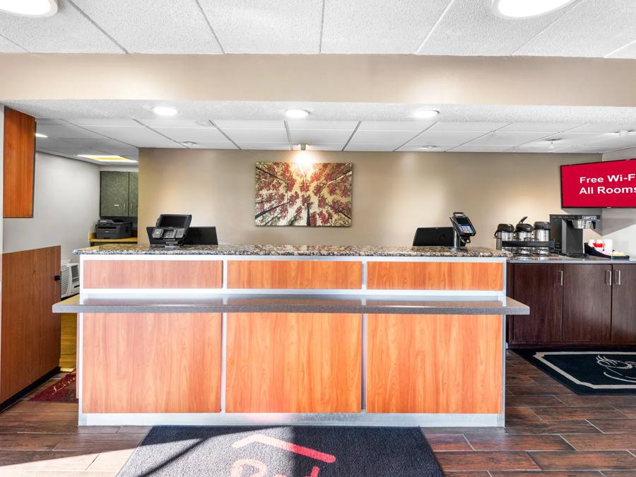 Red Roof Inn Indianapolis North - College Park Front Desk Image