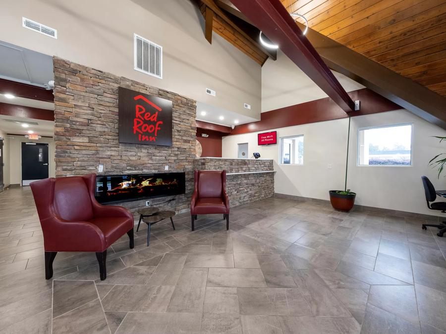 Red Roof Inn Lumberton Front Lobby and Sitting Area Image