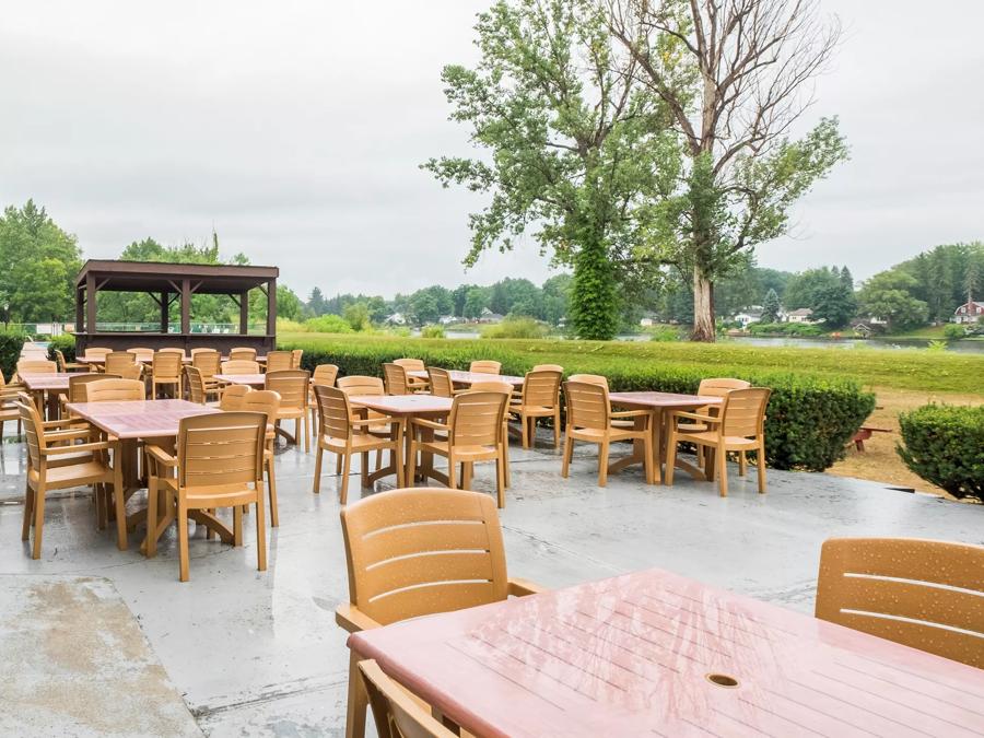 Red Roof Inn Fulton Outdoor Patio Image Details