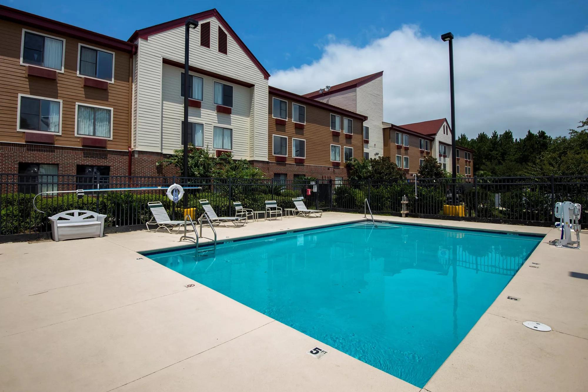 Red Roof Inn & Suites Savannah Airport Outdoor Swimming Pool
