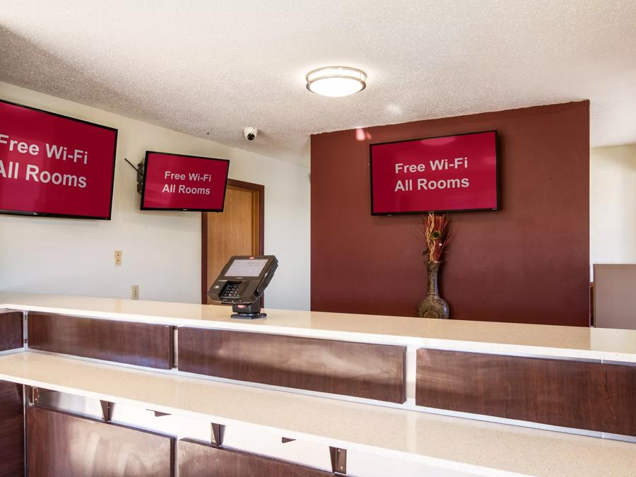 Red Roof Inn Vincennes Front Desk Image