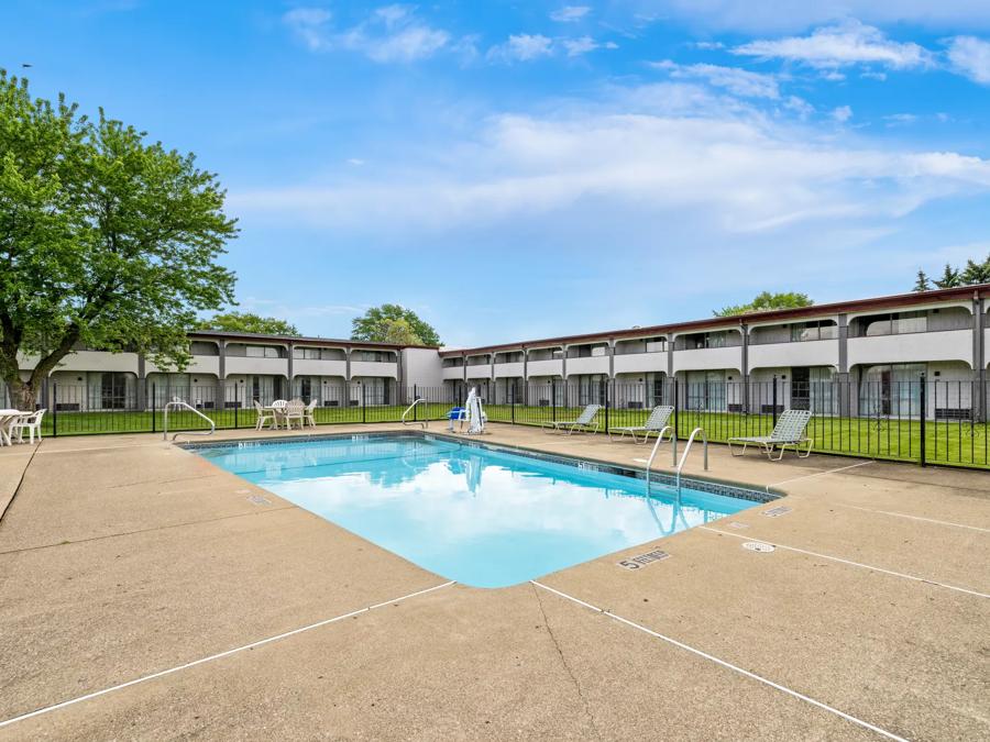 Red Roof Inn Niagara Falls Pool Image