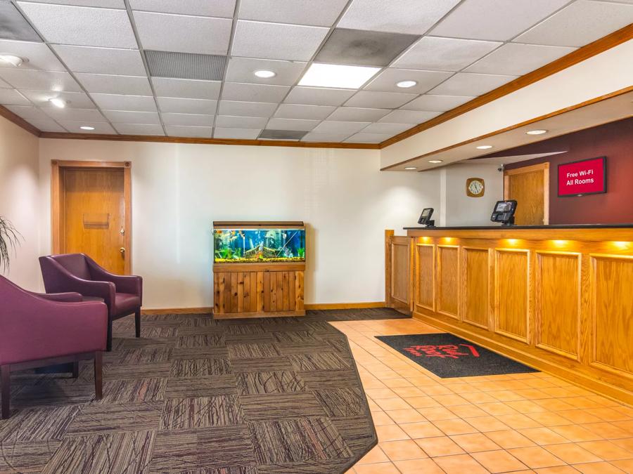 Red Roof Inn Ashtabula - Austinburg Front Desk and Lobby Image