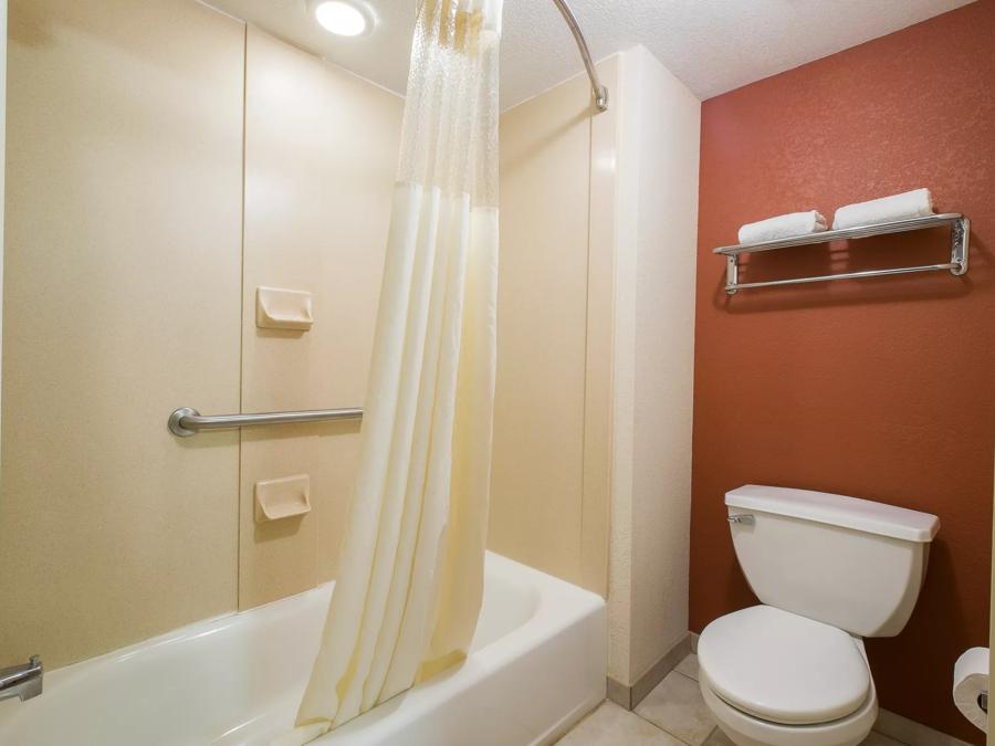 Red Roof Inn & Suites Philadelphia - Bellmawr Deluxe King Non-Smoking Bathroom Image