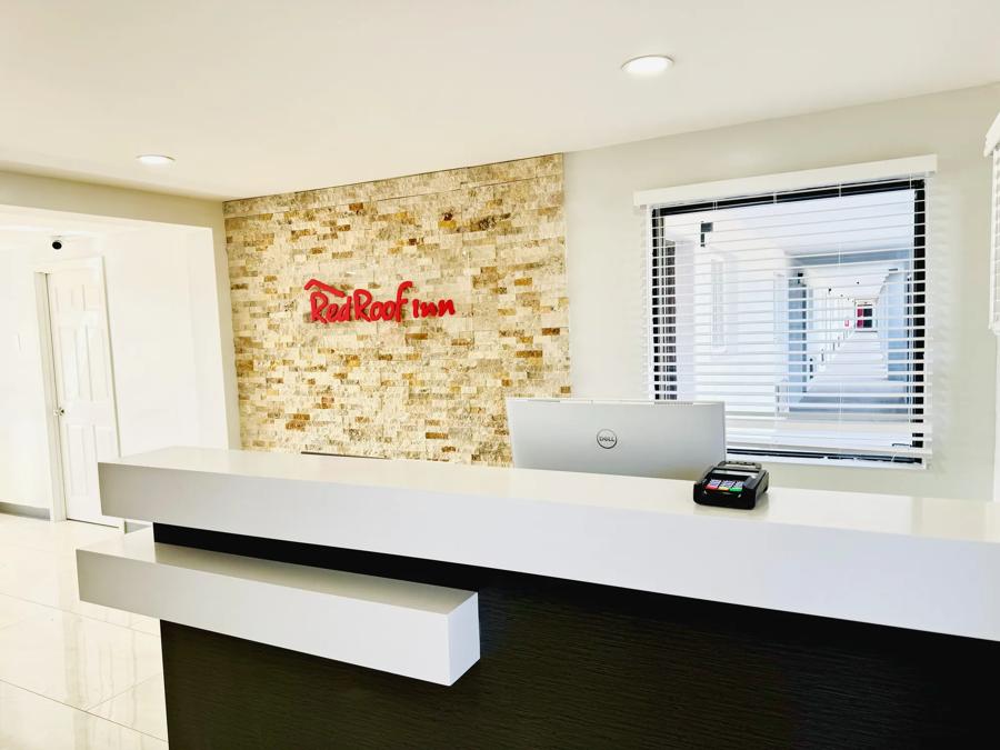 Red Roof Inn Miami, AZ Front Desk Image