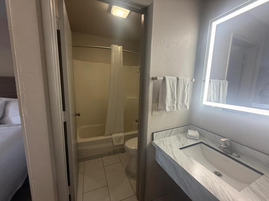 Red Roof Inn Reno Deluxe King Non-Smoking Bathroom Image