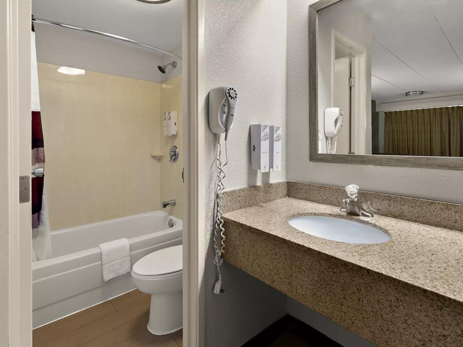 Red Roof Inn Cleveland - Westlake Superior King Smoke Free Bathroom