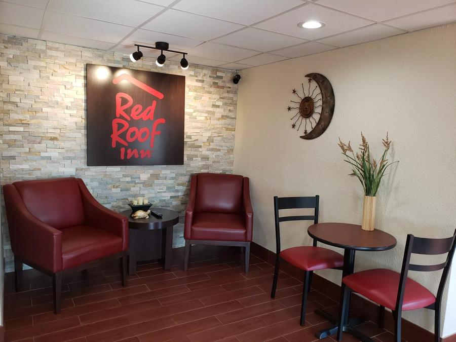 Red Roof Inn Portsmouth - Wheelersburg, OH Front Lobby Sitting Area Image