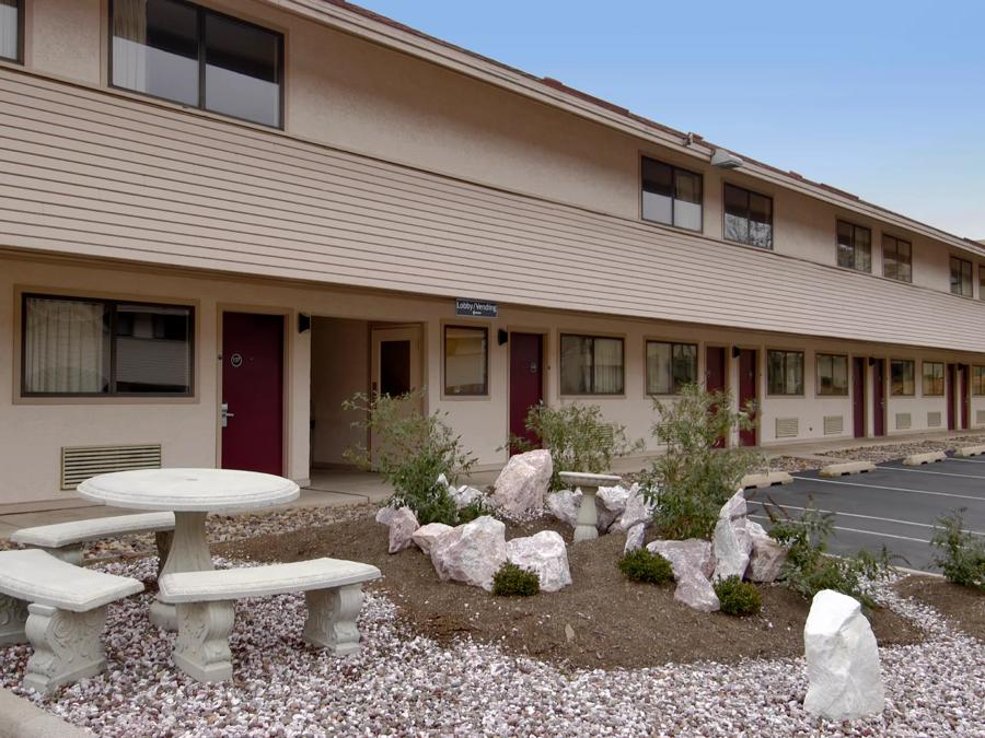 Red Roof Inn Harrisburg - Hershey Outdoor Seating Image