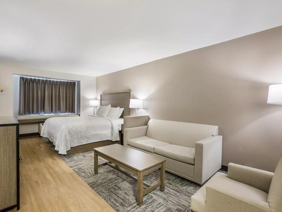 Red Roof PLUS+ & Suites Savannah - I-95 Suite 1 King Bed Smoke Free Amenities Image 