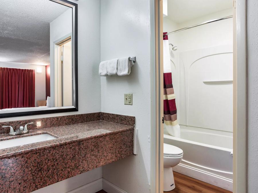 Red Roof Inn Monteagle - I-24 Superior King Non-Smoking Bathroom Image