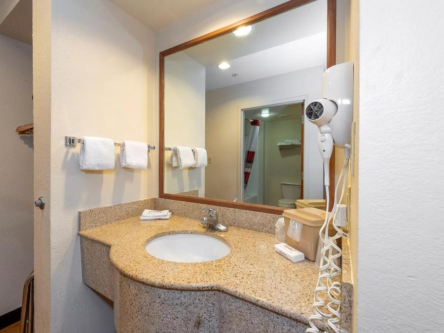 Red Roof Inn & Suites Biloxi - Ocean Springs Suite 2 Full Beds Non-Smoking Bathroom Image