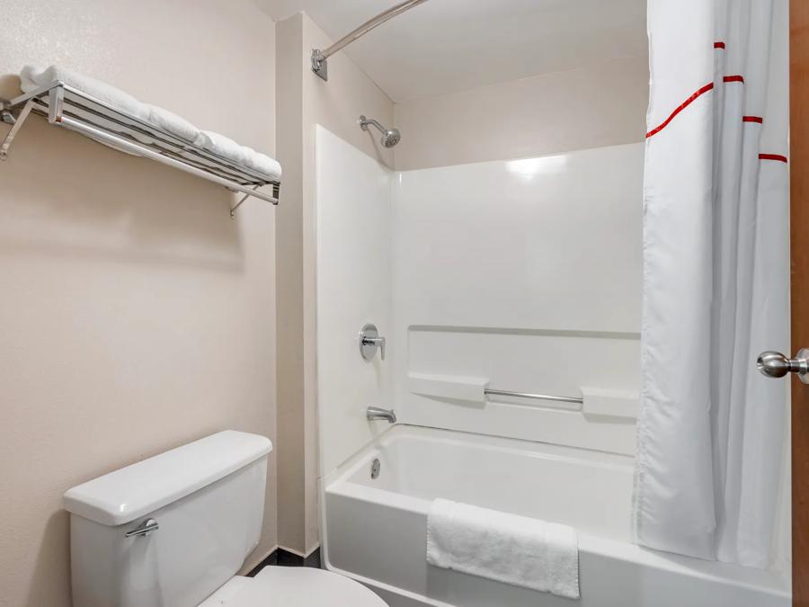 Red Roof Inn Franklin, TN RRI1430_ Superior2Queen Bathroom PRO Approved 10-4-2024 Image