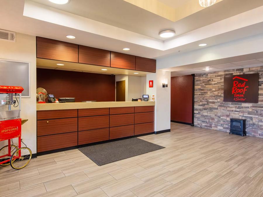 Red Roof Inn & Suites Indianapolis Airport Front Desk Image