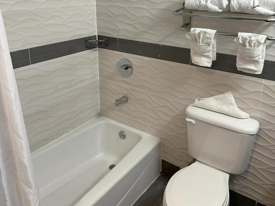 Red Roof PLUS+ Brooklyn - Flatbush Ave Bathroom