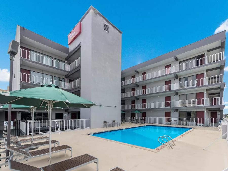 Red Roof PLUS+ & Suites Virginia Beach – Seaside Pool Image