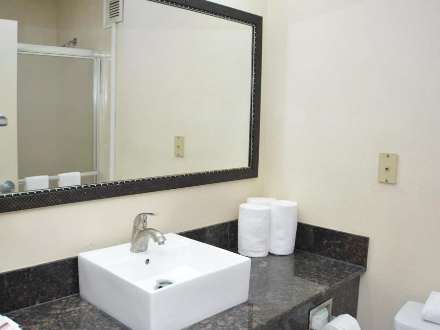 Red Roof PLUS+ & Suites Chattanooga - Downtown Bathroom Image