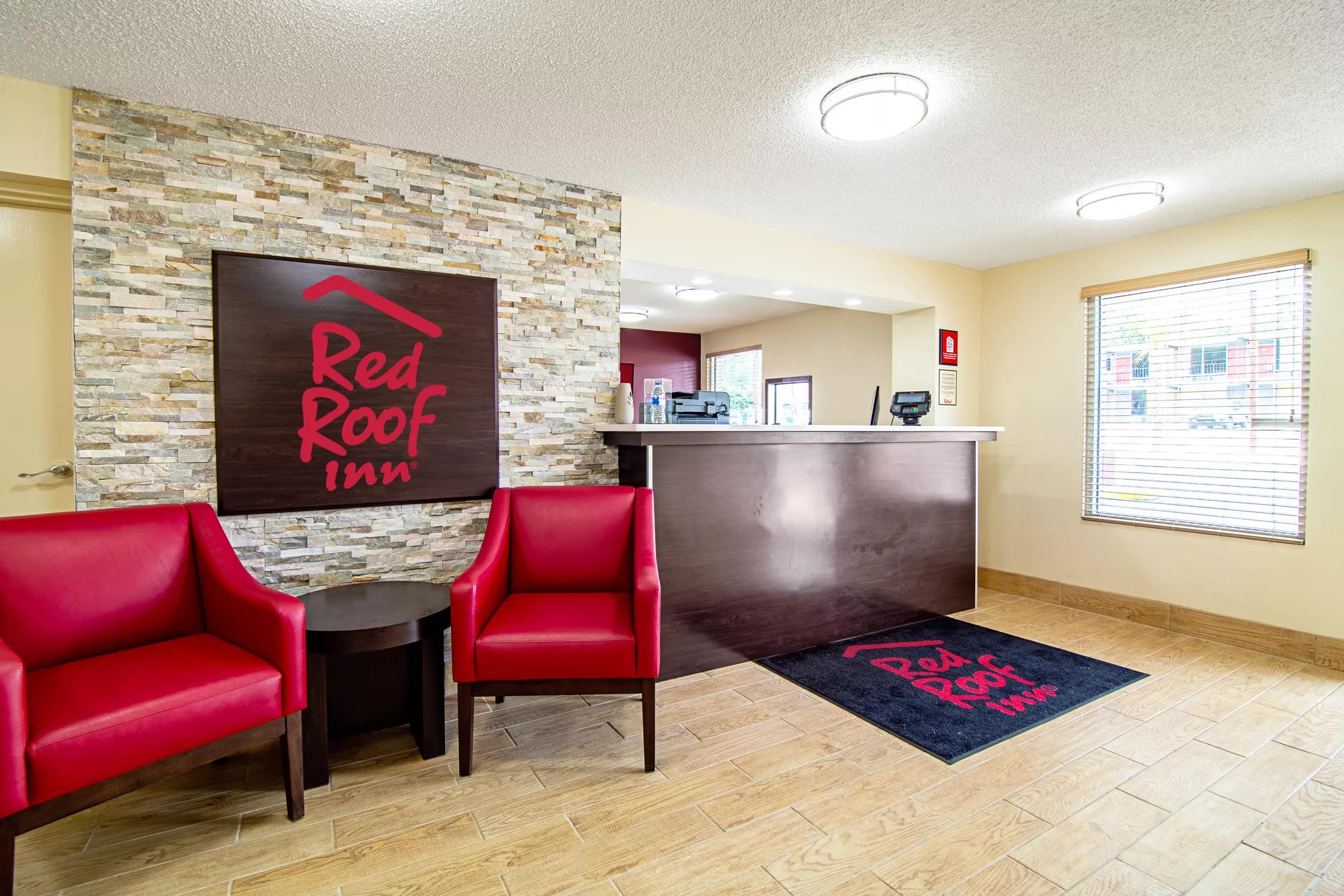 Red Roof Inn Columbia, SC Airport Front Desk and Lobby Sitting Area Image
