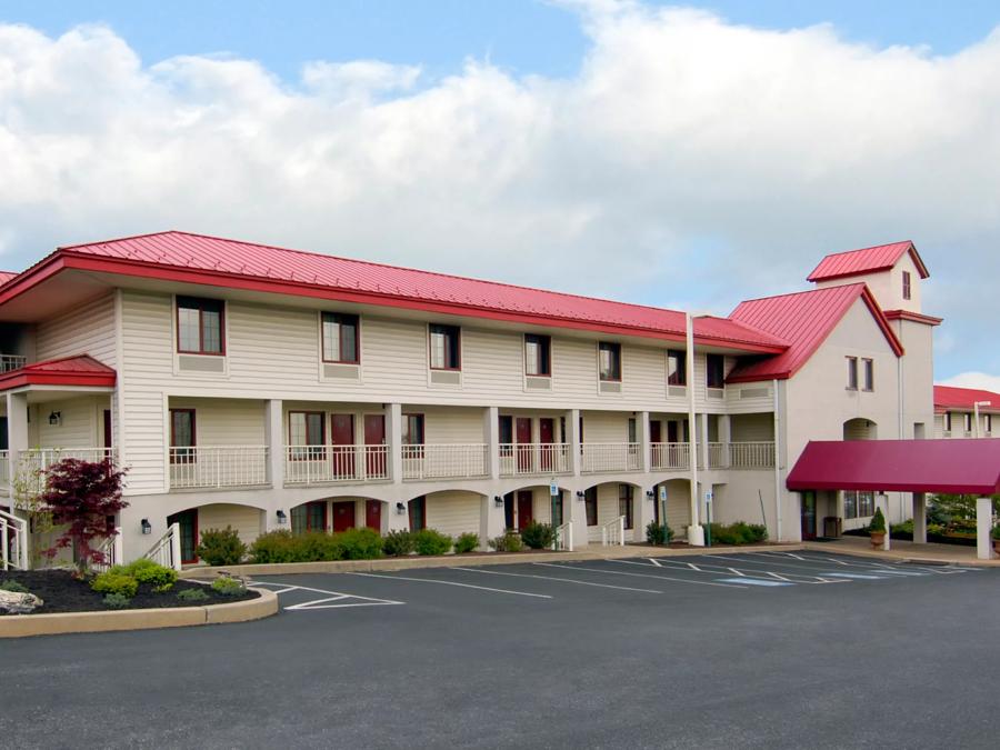 Red Roof Inn Lancaster Exterior Property Image Details