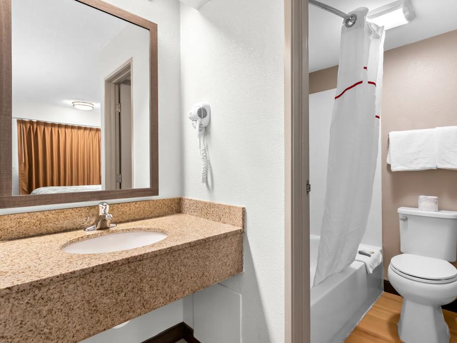 Red Roof Inn Harrisburg North Deluxe 2 Full Beds Smoke Free Bathroom Image
