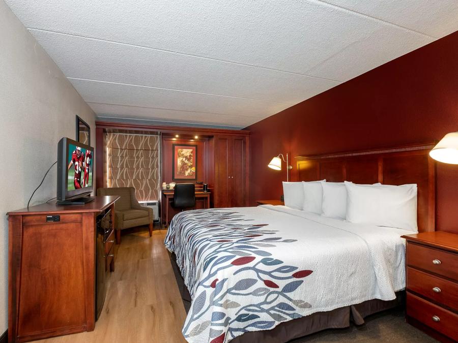 Red Roof Inn Meriden Superior King Room Smoke Free Image