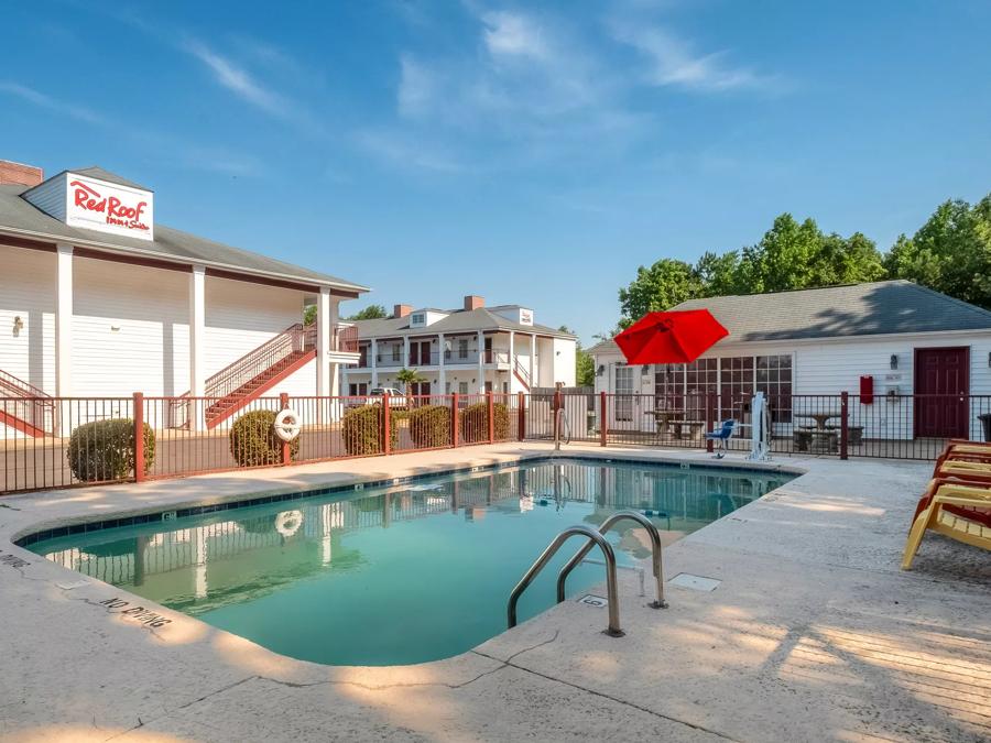 Red Roof Inn & Suites Wilson Pool Image
