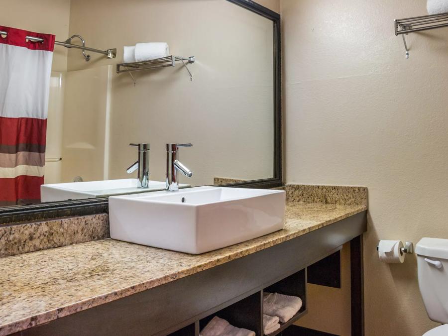 Red Roof Inn Dumas Superior King Non-Smoking Bathroom Image