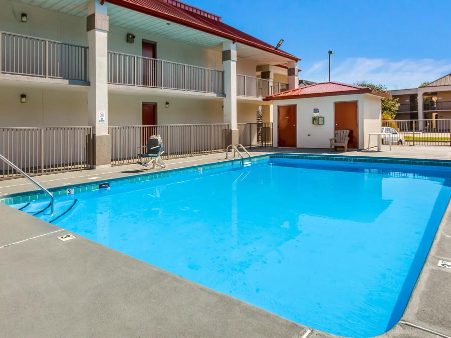 Red Roof Inn Fayetteville I-95 Outdoor Swimming Pool Image