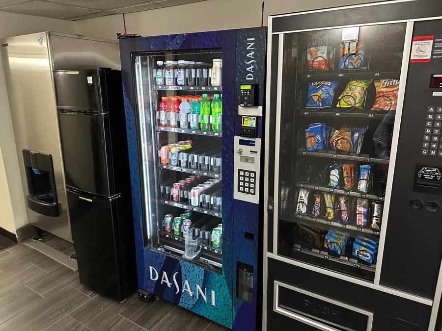 Red Roof PLUS+ Belleville Vending Image