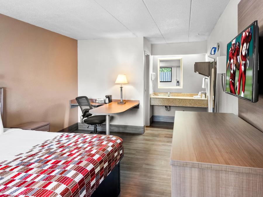 Red Roof Inn Indianapolis North - College Park Superior King Smoke Free Image