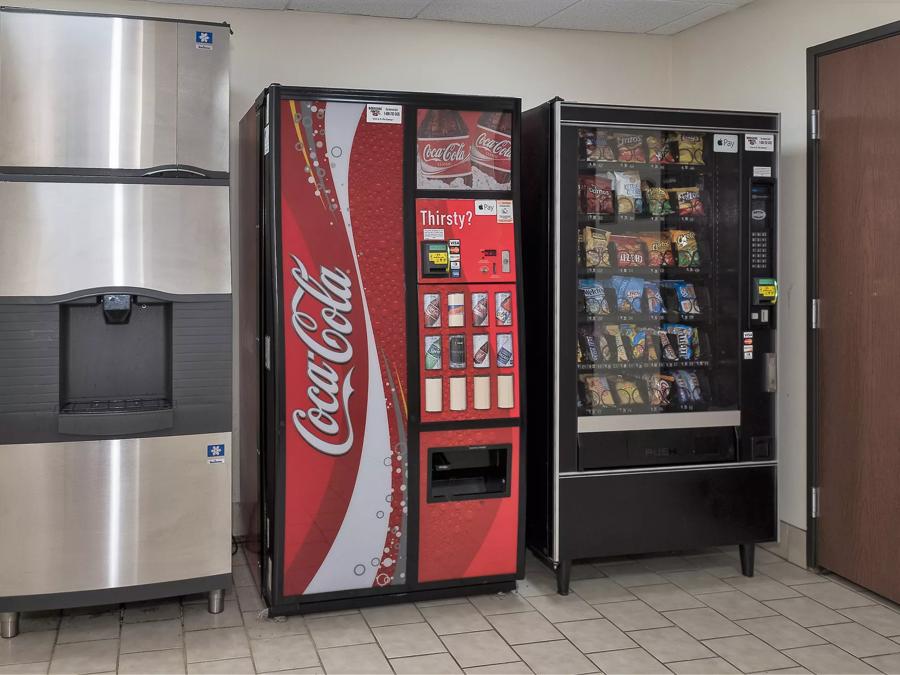 Red Roof Inn Hartford - New Britain vending image